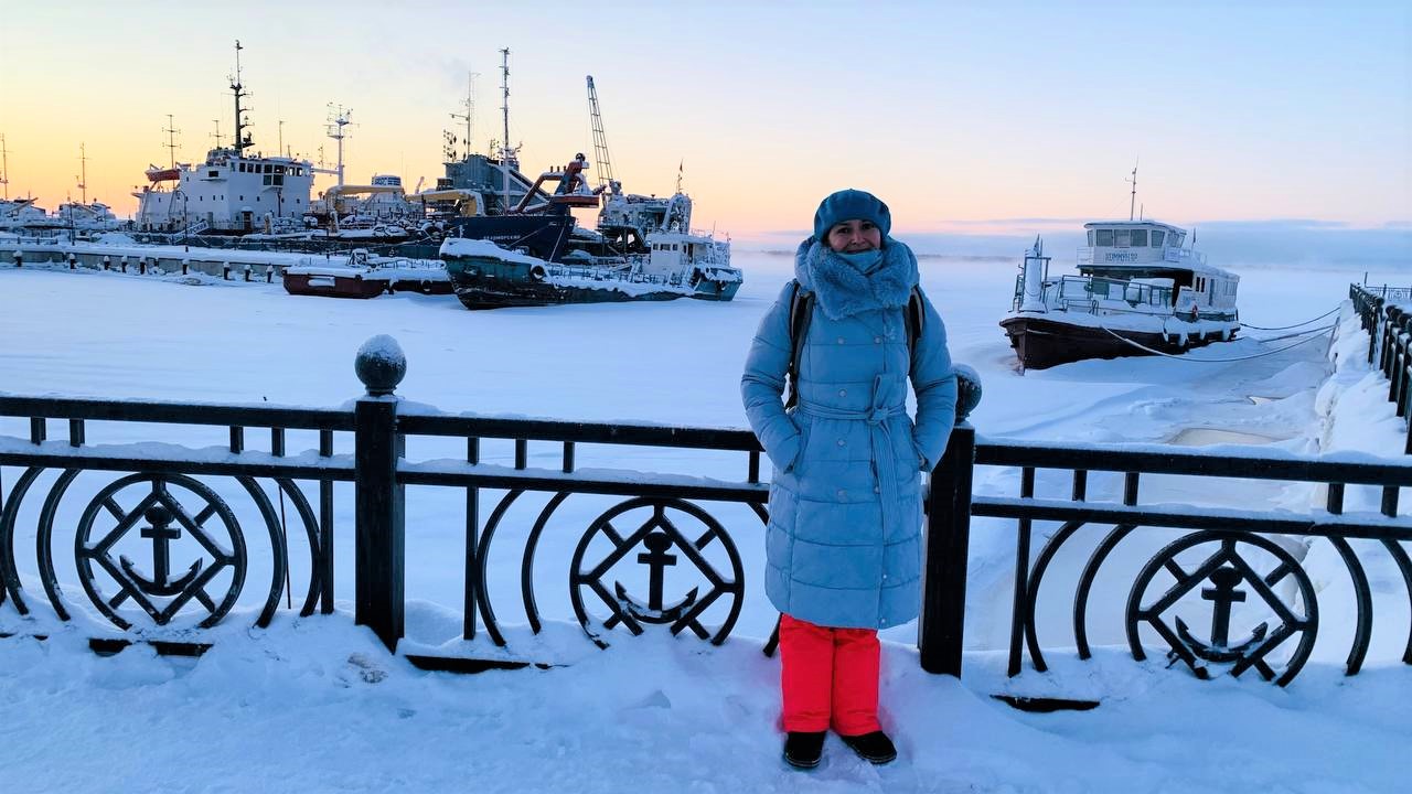 Белла на фоне Северной Двины и корабликов