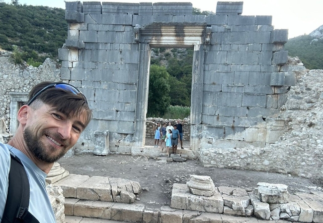 Наш турлидер Влад с группой на Ликийской тропе