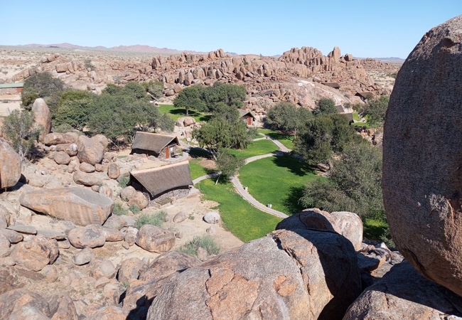 Место ночевки - Canyon Lodge, известный своими бунгало, построенными между гигантскими гранитными валунами
